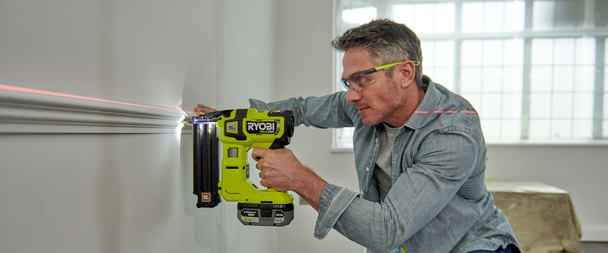  ИЩЕТЕ ВЫСОКО-ПРОИЗВОДИТЕЛЬНЫЙ ГВОЗДЕЗАБИВАТЕЛЬ? RYOBI® ПОМОЖЕТ!
